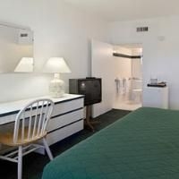 Travelodge Monaco Beach Resort3