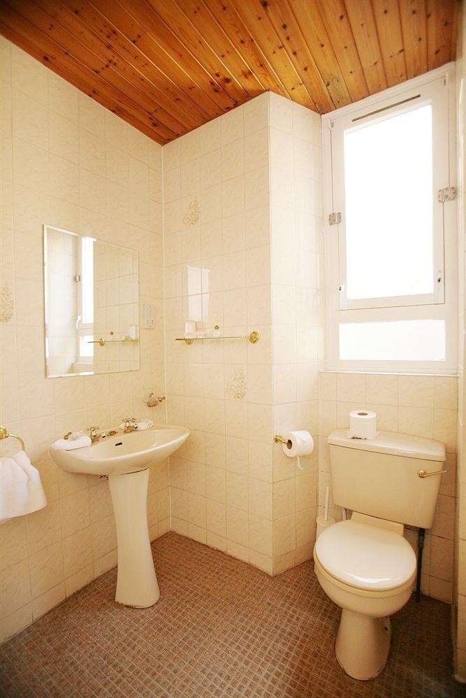 The Edinburgh Lodge2