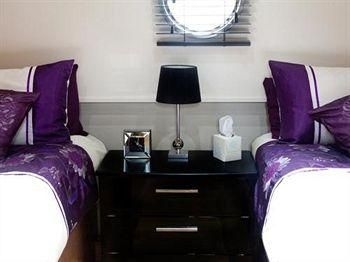 Hollywood Apartments & Barges3