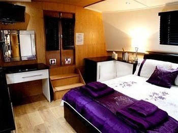 Hollywood Apartments & Barges0