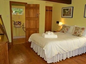 Wisteria Cottage B&B4