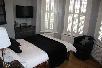 Lakeside Guest House4