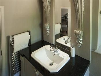 Court House Manor0