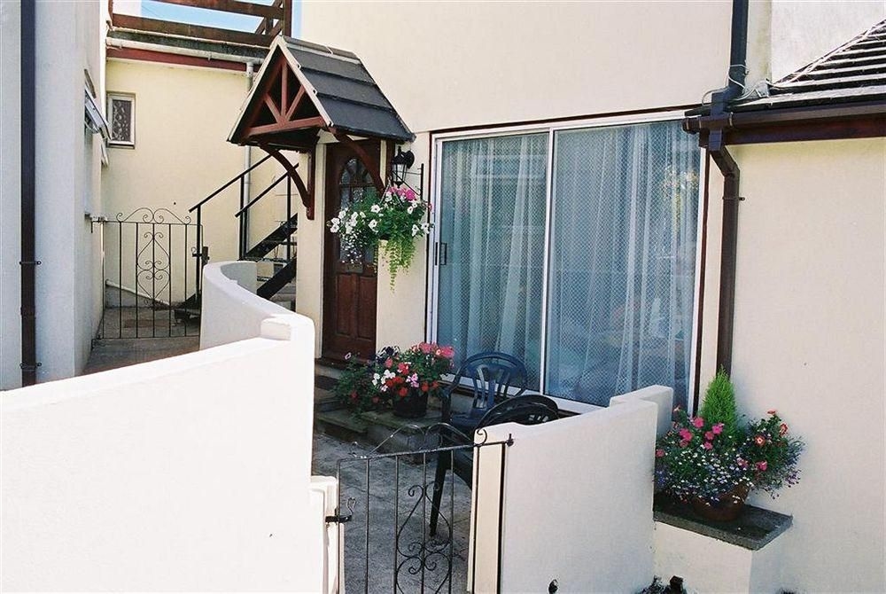 Crossways & Sea View Holiday Apartments4