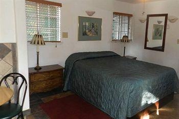 Doc's Cottages0