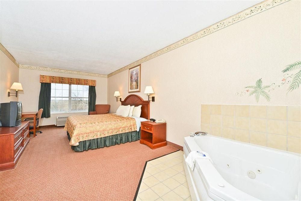 Days Inn and Suites Marion, IN4