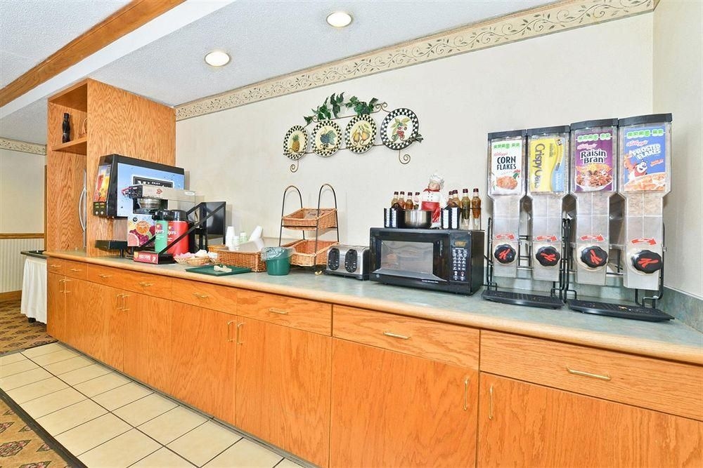 Days Inn and Suites Marion, IN1
