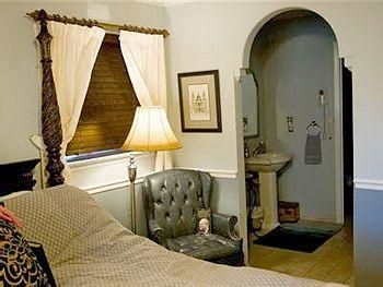 Little English Guesthouse Bed and Breakfast4