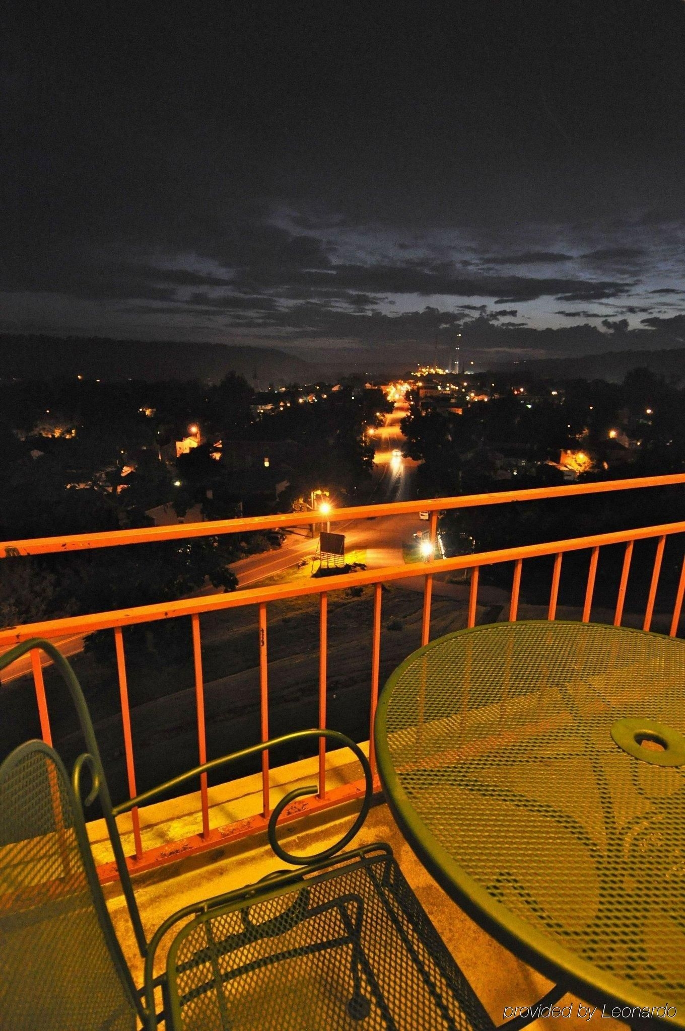 Hillside Inn0