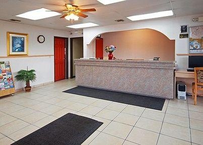 Econo Lodge1