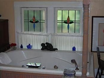 The Gilded Lily Bed & Breakfast3