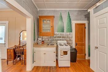 Peach Tree Inn & Suites1