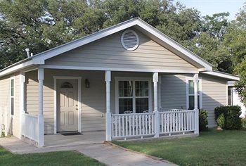 Peach Tree Inn & Suites4