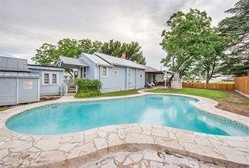 Peach Tree Inn & Suites0