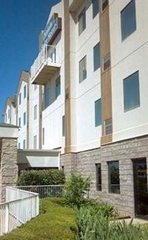 Chisholm Suite Hotel4