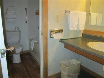 DOWNTOWNER INN3