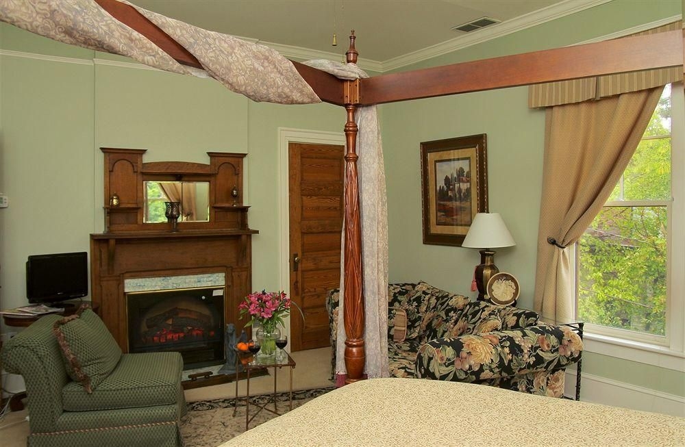 Hill House Bed & Breakfast Inn3