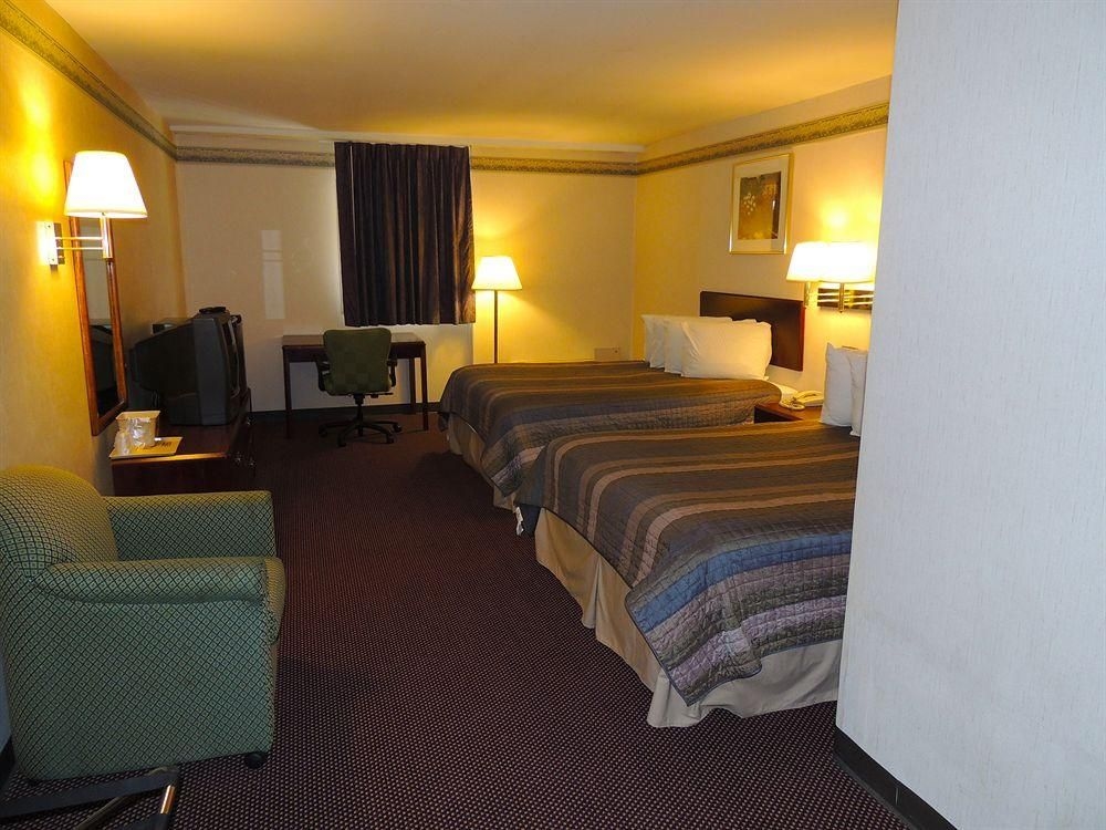 Lancaster Budget Host Inn & Suites1