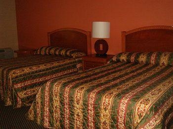 Royal American Inn2