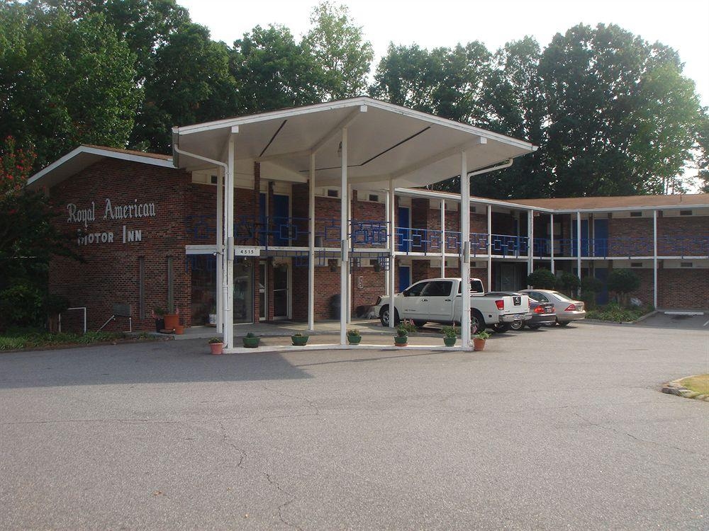 Royal American Inn3
