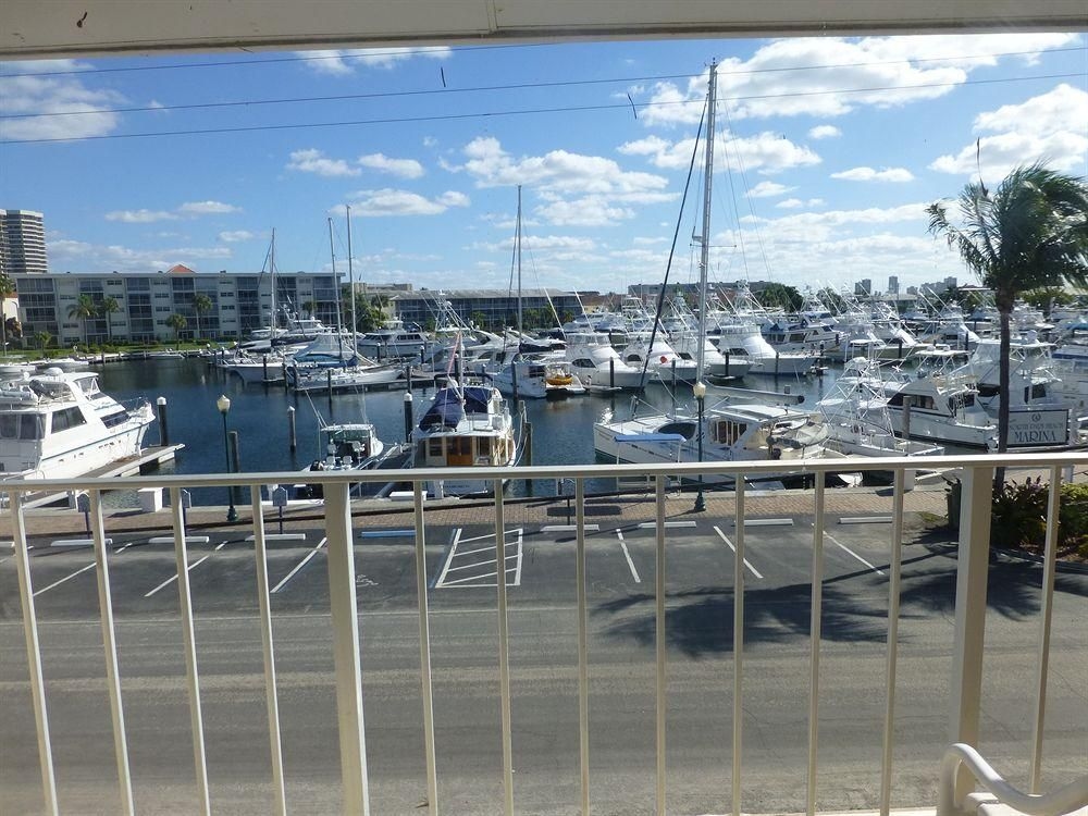 Camelot Waterfront Inn4