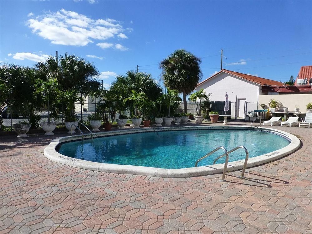 Camelot Waterfront Inn3