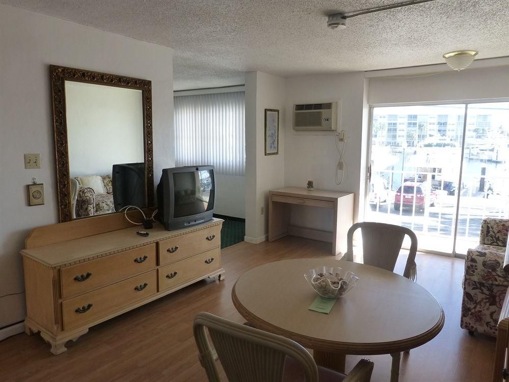 Camelot Waterfront Inn2