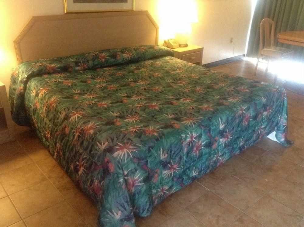 Camelot Waterfront Inn1