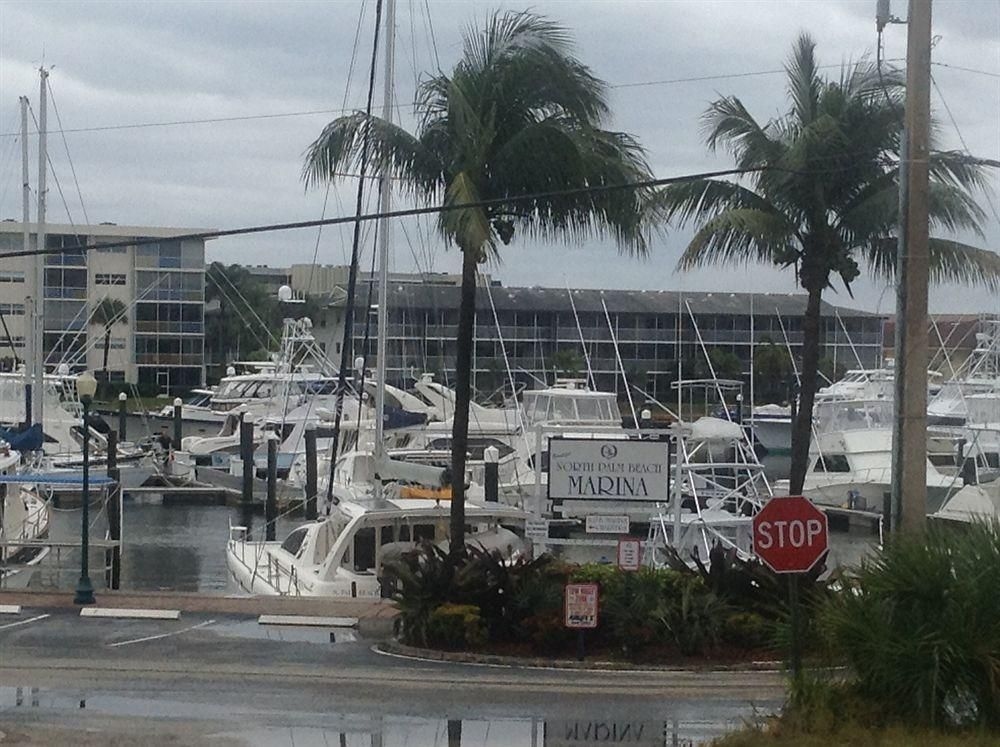 Camelot Waterfront Inn0
