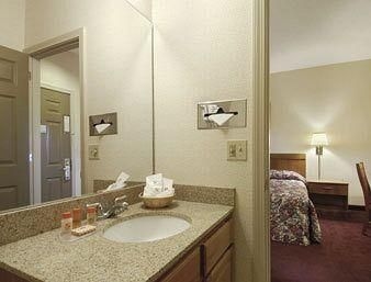 Howard Johnson Express - Springfield1