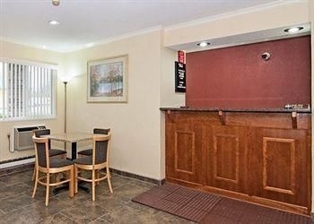 Econo Lodge4