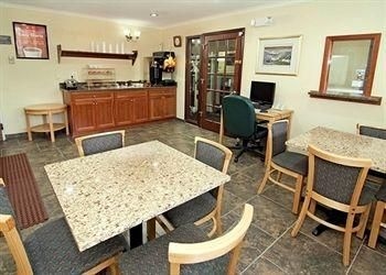 Econo Lodge3