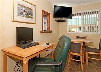Econo Lodge2