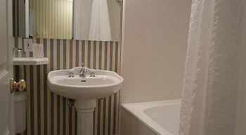 Harbor House Inn4