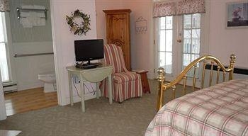 Harbor House Inn3