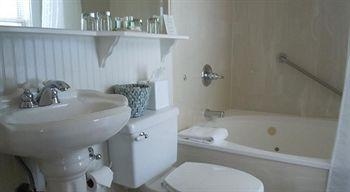 Harbor House Inn1
