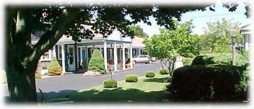 TOWN CRIER MOTEL0