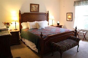 Taylor House Inn1