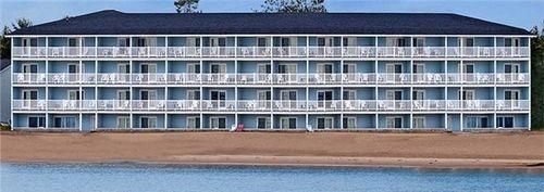 Aqua Grand Mackinaw Inn & Waterpark3