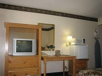Towpath Motel4