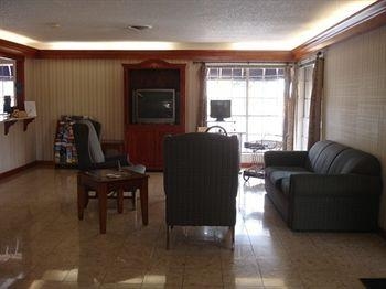 Stratford House Inn and Suites4