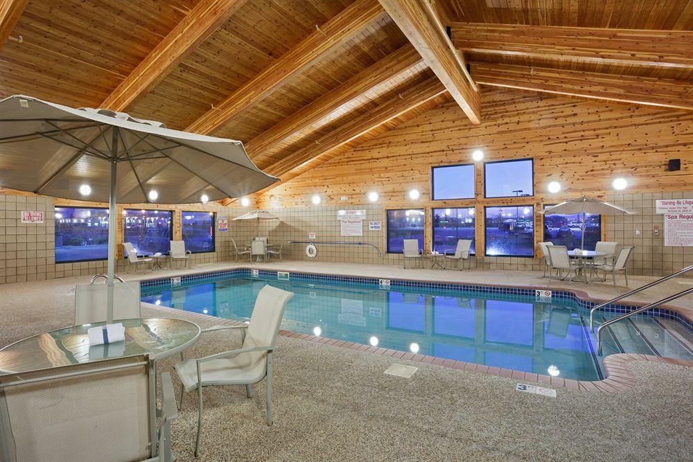 AmericInn Lodge & Suites Lincoln South3