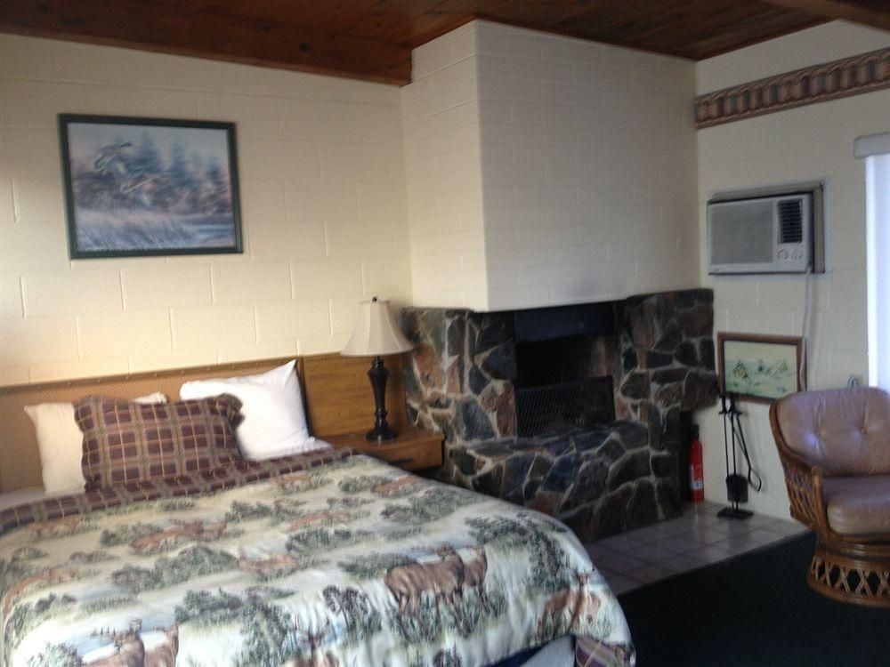 Sierra Lodge0