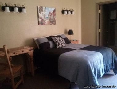Knights Inn Pearsall4
