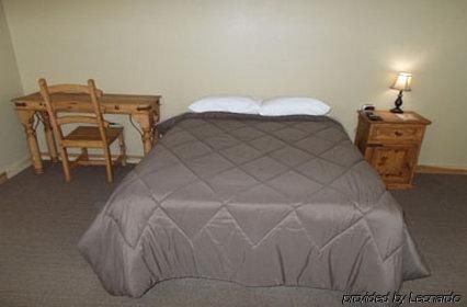 Knights Inn Pearsall3
