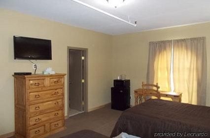 Knights Inn Pearsall2