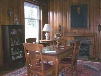 Robertshaw Country House Bed & Breakfast4