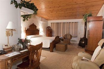 Sybaris Pool Suites Mequon1