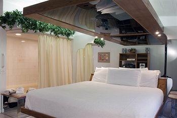 Sybaris Pool Suites Mequon2