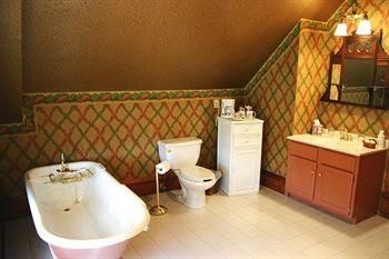 Baker House Bed & Breakfast4